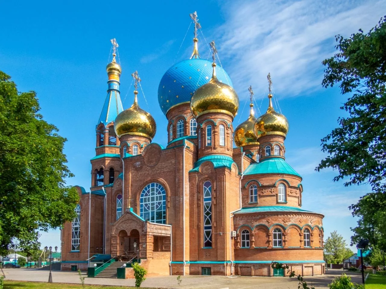Храм с голубым куполом в Павловской